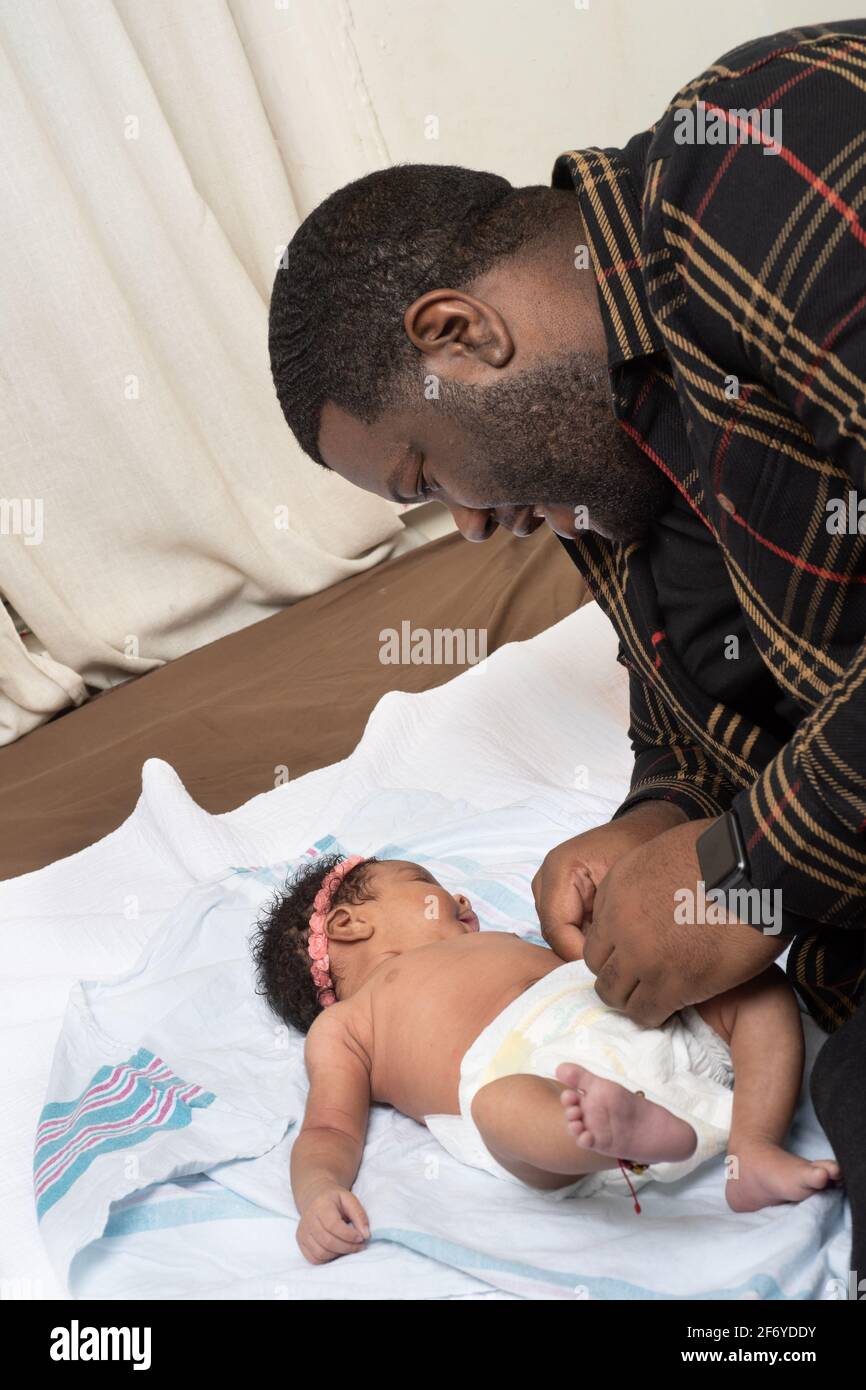 Neonato bambino ragazza 3 settimane, cura del bambino, padre che cambia pannolino Foto Stock