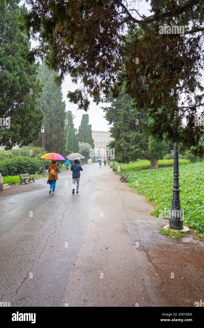 Roma, Italia - 06 ottobre 2018: Veduta della Via della Domus Aurea durante la pioggia Foto Stock