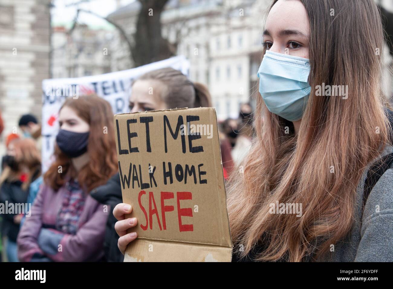 Londra, Regno Unito, 3 aprile 2021: Un mese esattamente dopo il rapimento e l'omicidio di Sarah Everard, a Londra si è tenuta una protesta pacifica e a distanza sociale, chiamata la marcia del 97% dopo la percentuale di donne recentemente intervistate per essere state sessualmente molestate, aggredite o stuprate. Camminando da Trafalgar Square, lungo Whitehall, fino a Parliament Square, i manifestanti hanno chiesto un cambiamento culturale per porre fine alla violenza maschile contro le donne. Anna Watson/Alamy Live News Foto Stock