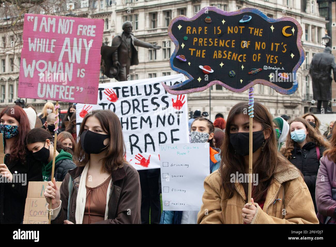 Londra, Regno Unito, 3 aprile 2021: Un mese esattamente dopo il rapimento e l'omicidio di Sarah Everard, a Londra si è tenuta una protesta pacifica e a distanza sociale, chiamata la marcia del 97% dopo la percentuale di donne recentemente intervistate per essere state sessualmente molestate, aggredite o stuprate. Camminando da Trafalgar Square, lungo Whitehall, fino a Parliament Square, i manifestanti hanno chiesto un cambiamento culturale per porre fine alla violenza maschile contro le donne. Anna Watson/Alamy Live News Foto Stock