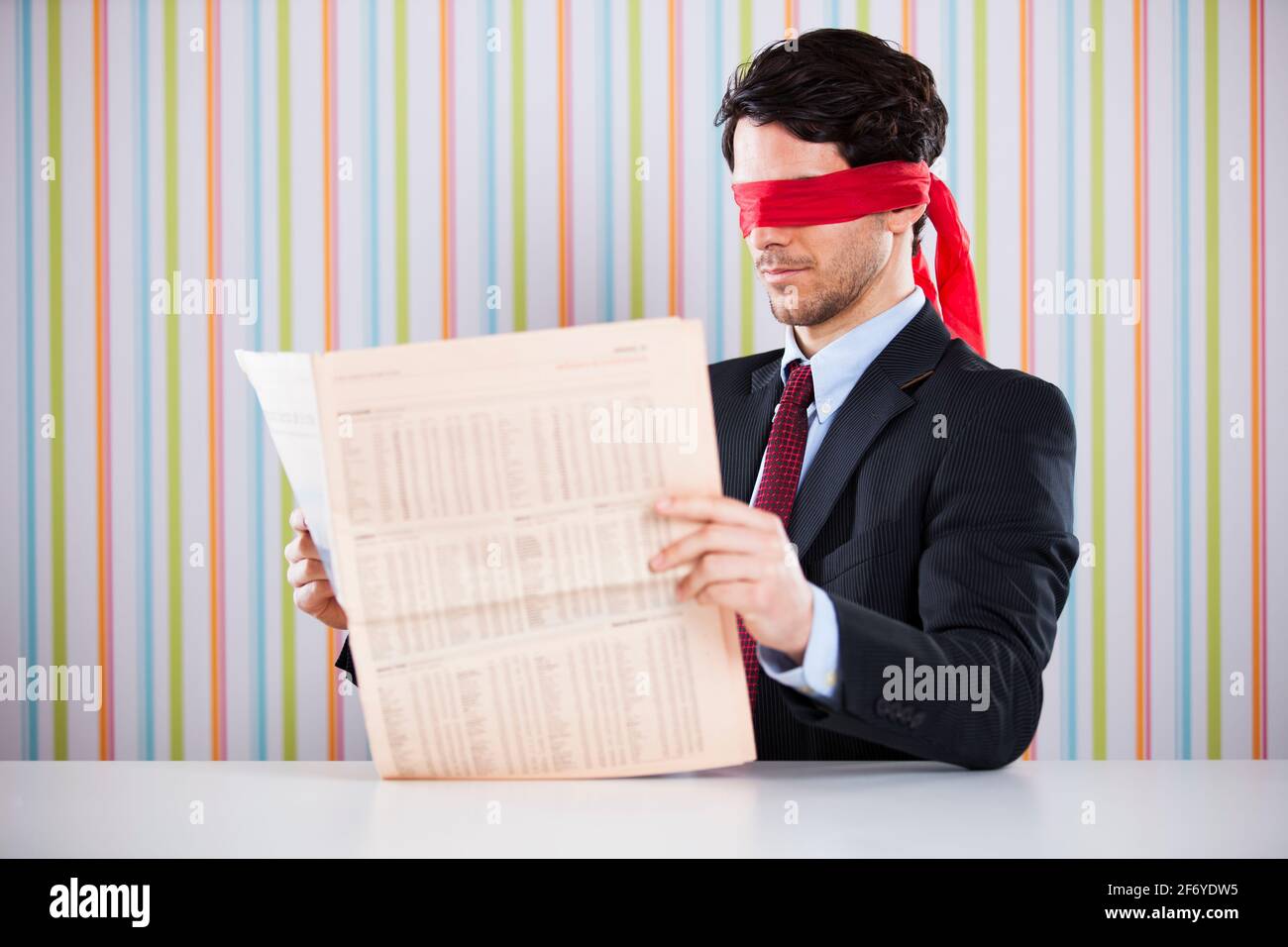 Lettura cieca di un giornale Foto Stock