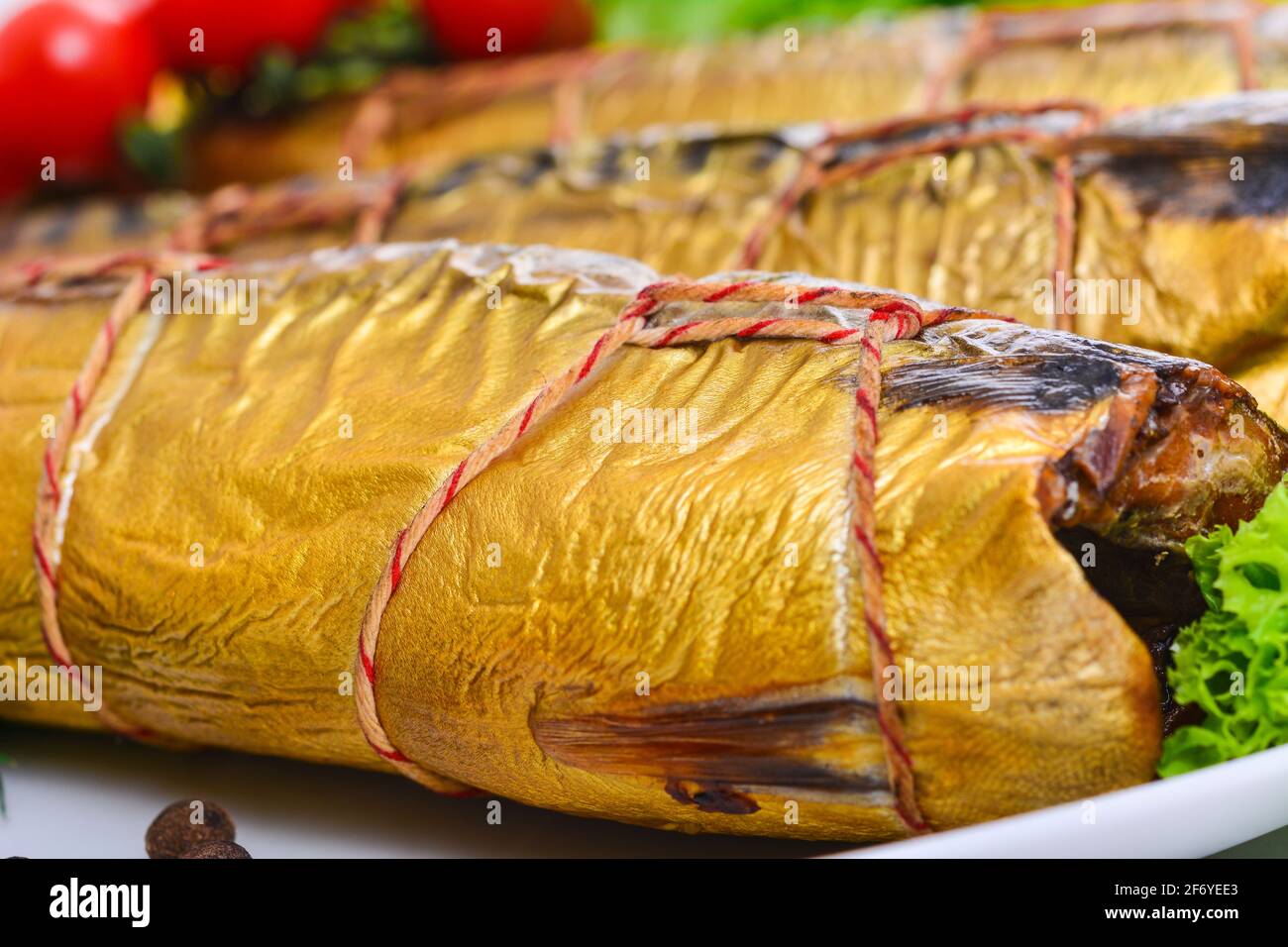 Appetitoso pesce affumicato su un vassoio Foto Stock