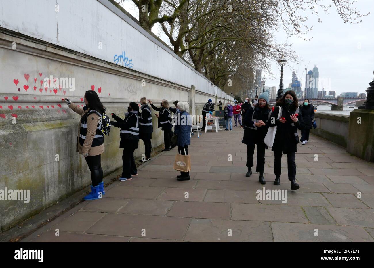 150000 cuori dipinti a Londra per rappresentare vite perse a Covid 19 in tutto il Regno Unito. Ogni cuore rappresenta qualcuno che è stato amato e si è perso troppo presto a Covid - 19 . Matt Fowler , co Fondatore ha detto quando hanno iniziato a dipingere i cuori. Leader laburista Keir Starmer è arrivato e ha mostrato sostegno . Speriamo che il consiglio sigillerà i cuori una volta terminati, in modo che possa diventare un memoriale permanente per coloro che vi hanno perso vite umane e che si spera possa avere un'indagine pubblica per indagare sulle carenze del governo della Tory, al fine di imparare rapidamente le lezioni e prevenire ulteriori perdite della vita ... Foto Stock