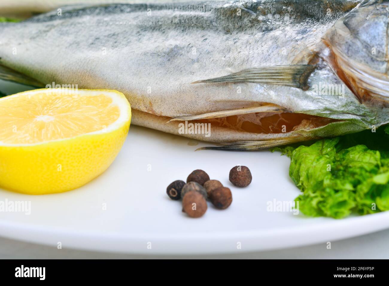 Gruppo di pesci secchi in piatto. Frutti Di Mare Foto Stock
