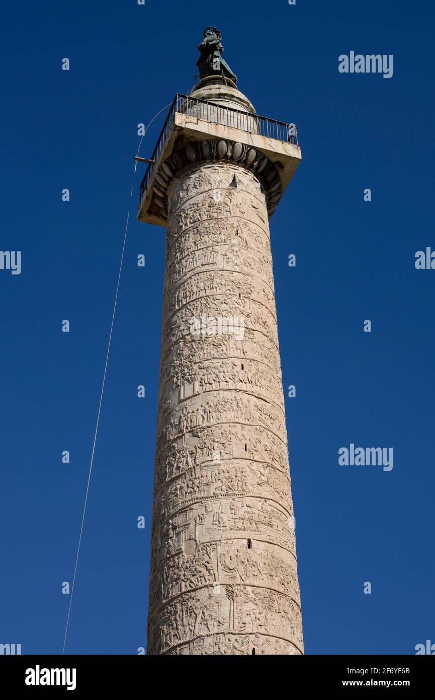 Roma. Italia. La colonna di Traiano, 113 d.C. (colonna Traiana), raffigura scene della prima e della seconda guerra Daci. Foto Stock