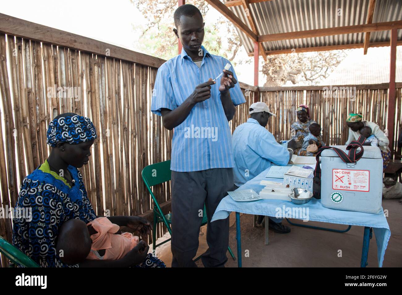 SUDAN DEL SUD, Rumbek , Dinka tribù, centro sanitario, vaccinazione e immunizzazione bambini / SUEDSUDAN Rumbek , Dinka Volksgruppe, Gesundheitsstation , Schutzimpfung und Immunizierung fuer Kinder Foto Stock