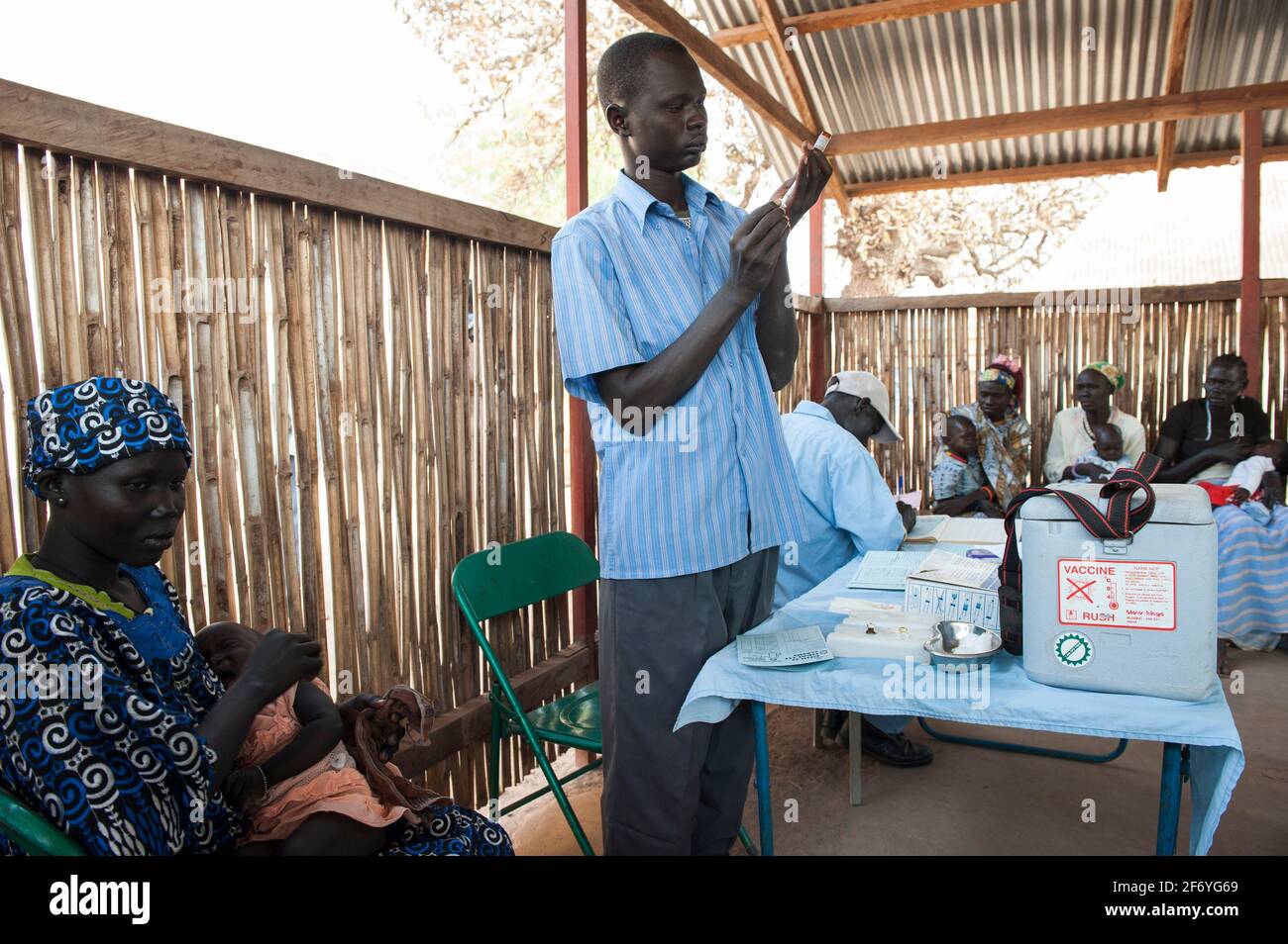 SUDAN DEL SUD, Rumbek , Dinka tribù, centro sanitario, vaccinazione e immunizzazione bambini / SUEDSUDAN Rumbek , Dinka Volksgruppe, Gesundheitsstation , Schutzimpfung und Immunizierung fuer Kinder Foto Stock