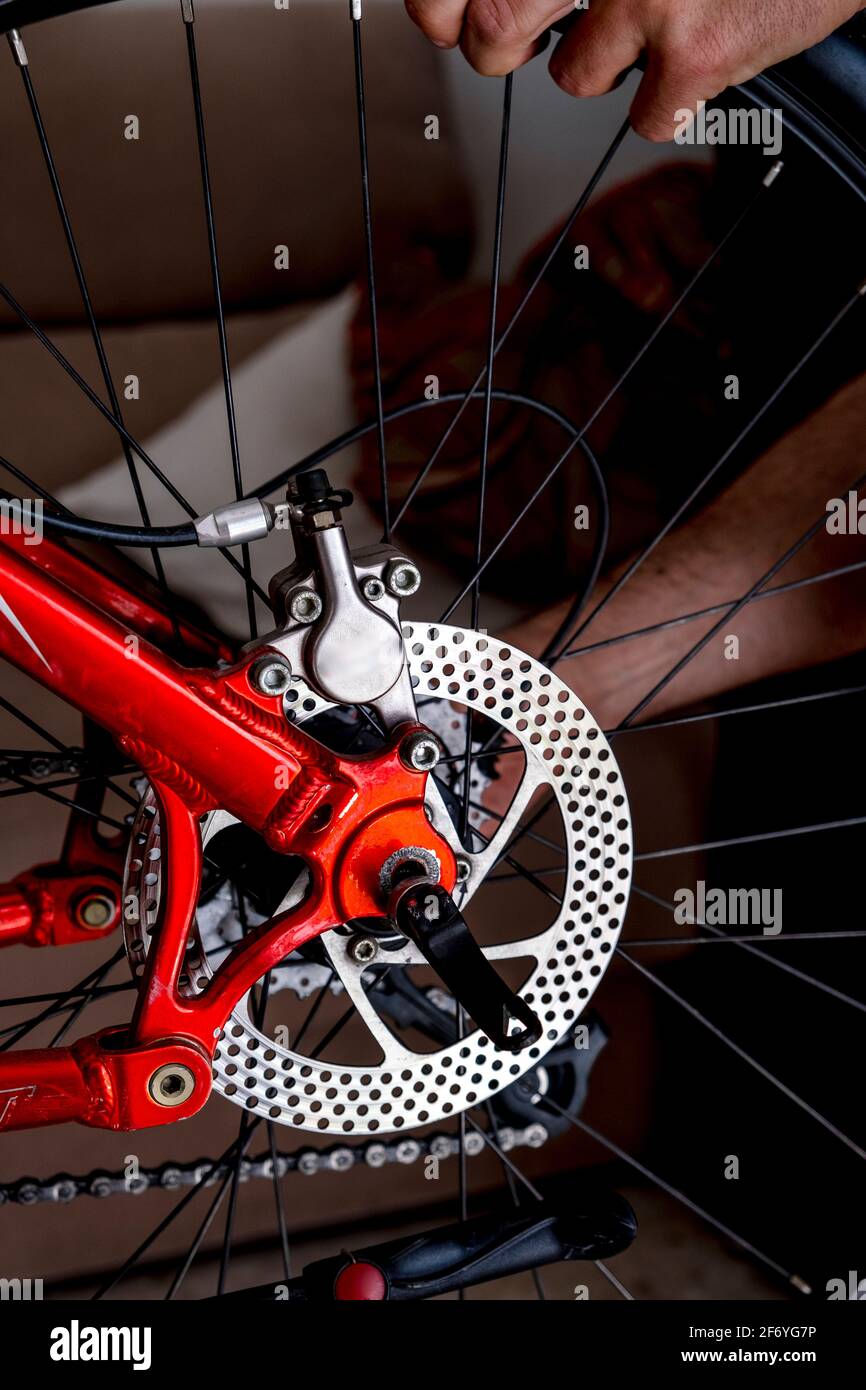 Dettaglio dei freni a disco di una bicicletta. Complessivo bicicletta. Foto Stock