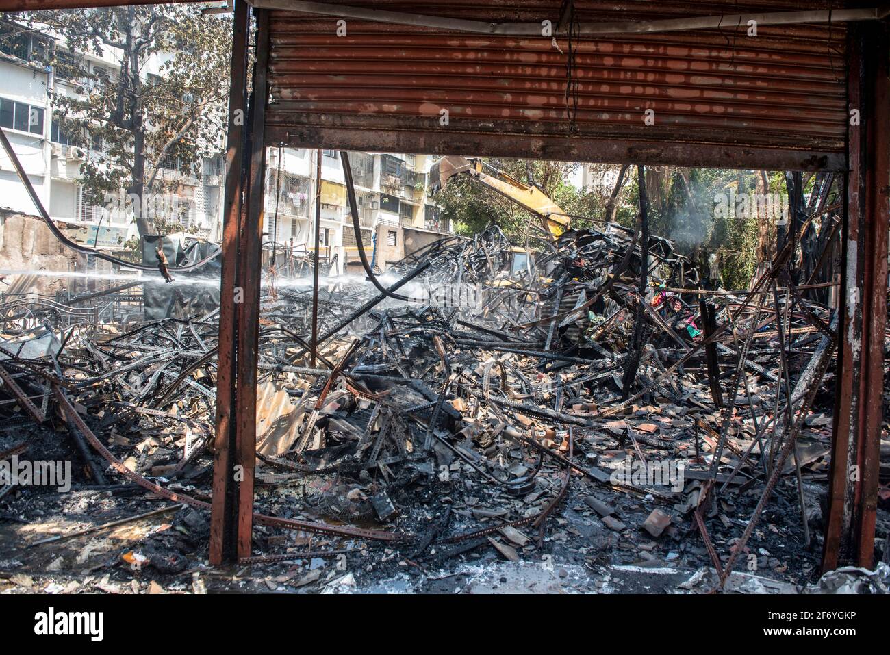 Mumbai , India - 30 marzo 2021, persiane metalliche fuse di negozio danneggiato dal fuoco e macerie antincendio a Goregaon West Mumbai Maharashtra India Foto Stock