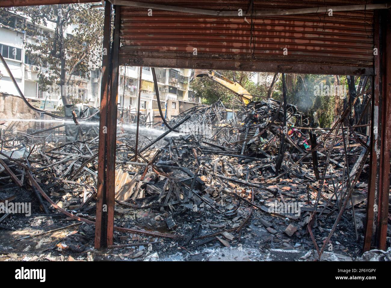 Mumbai , India - 30 marzo 2021, persiane metalliche fuse di negozio danneggiato dal fuoco e macerie antincendio a Goregaon West Mumbai Maharashtra India Foto Stock