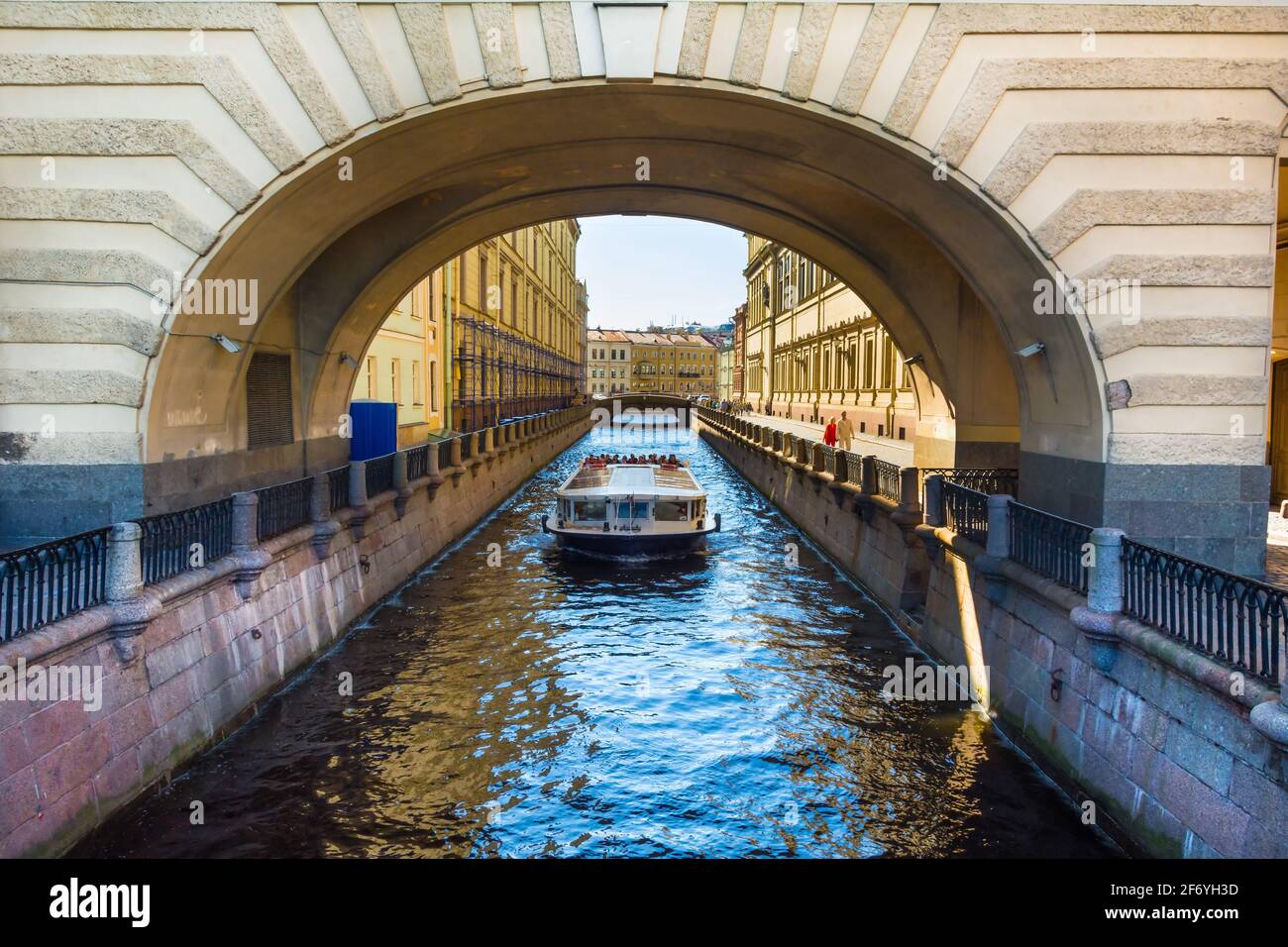 ST. PETERSBURG, Russia - 10 luglio 2016: barca a piedi si muove attraverso un canale stretto in prossimità dell'Eremo di San Pietroburgo, Russia. Foto Stock