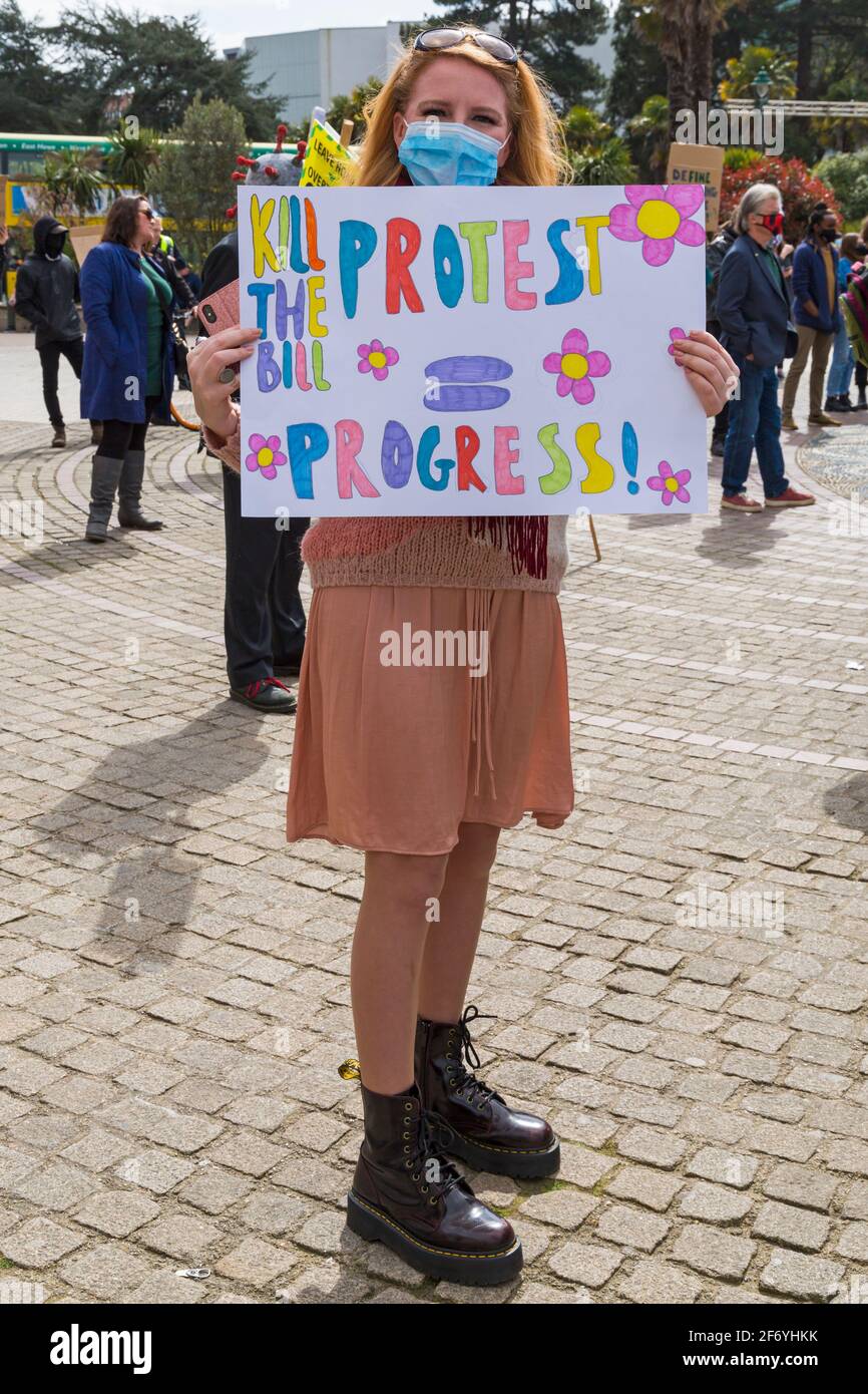 Bournemouth, Dorset UK. 3 aprile 2021. "Uccidete la legge" a Bournemouth in opposizione alla legge 2021 della polizia, del crimine, della condanna e dei tribunali che è attualmente dinanzi al Parlamento. La proposta di legge darebbe alla polizia in Inghilterra e Galles più potere di imporre condizioni per le proteste non violente. La protesta è una delle numerose che si svolgono in tutto il paese come parte di un piano per il fine settimana nazionale di azione nel fine settimana di Pasqua, mentre si aderisce alle restrizioni di blocco di Coronavirus Covid-19. Protesta = avanzamento placard Credit: Carolyn Jenkins/Alamy Live News Foto Stock
