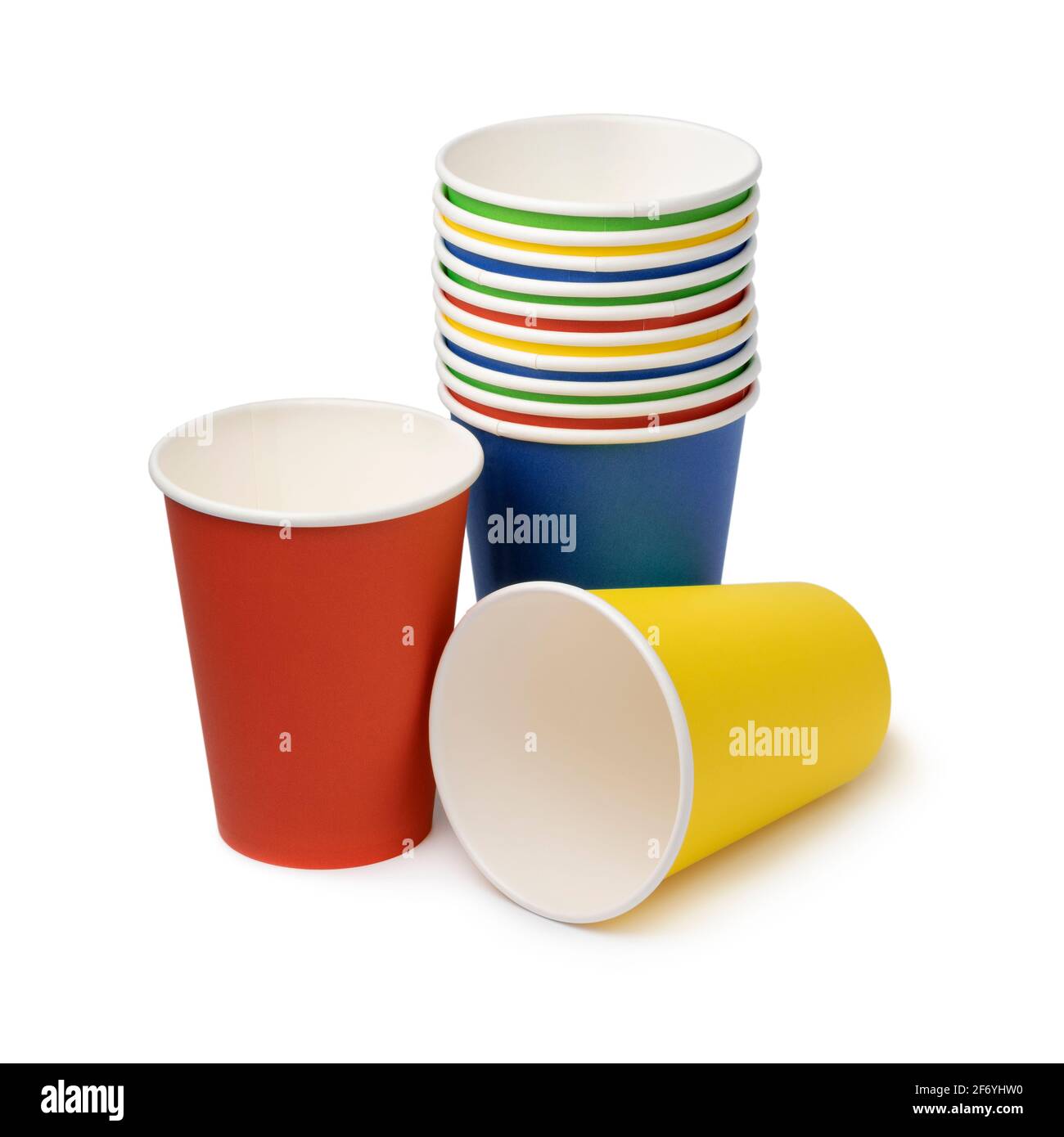 Pila di tazze di carta vuote colorate isolate su sfondo bianco Foto Stock