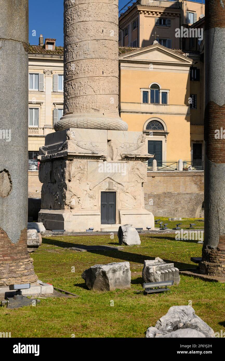 Roma. Italia. Colonna di Traiano, 113 d.C. (colonna Traiana), particolare del piedistallo. Foto Stock