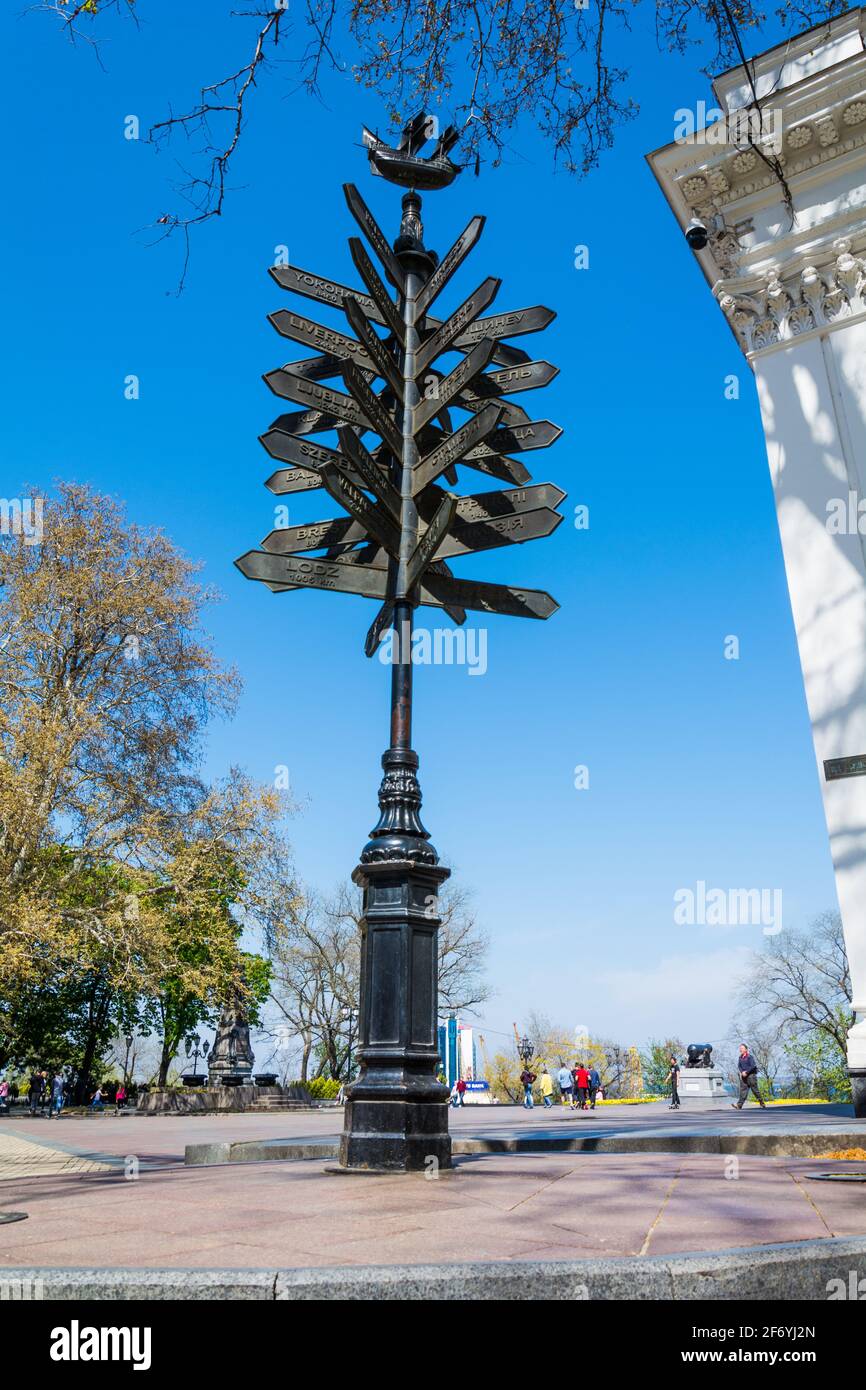 Odessa, Ucraina - Apr 27, 2019: Pilastro con segnaletica stradale a Odessa, Ucraina Foto Stock