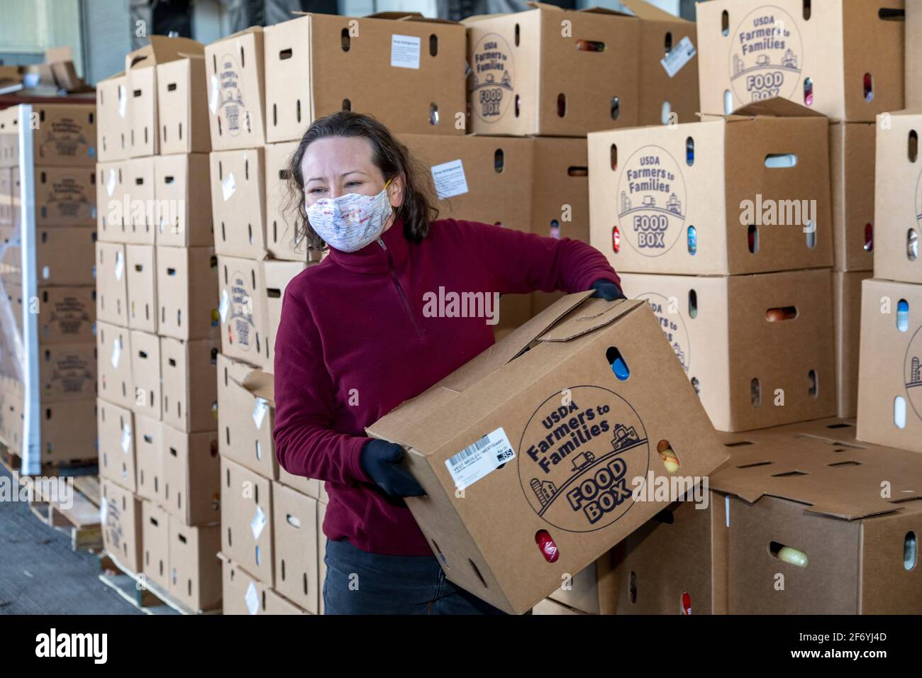 Detroit, Michigan, Stati Uniti. 2 Apr 2021. I volontari con Food Rescue US-Detroit distribuiscono scatole di cibo ogni settimana alle agenzie di servizio sociale. Gran parte del cibo proviene dal programma del Dipartimento dell'Agricoltura per le famiglie. Credit: Jim West/Alamy Live News Foto Stock