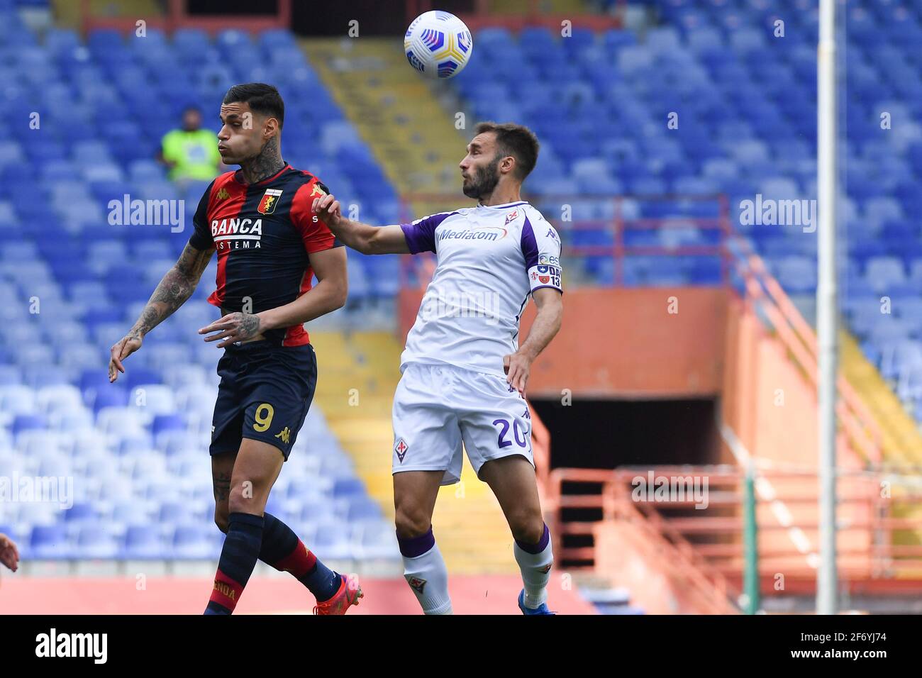 Stadio Luigi Ferraris, Genova, 03 aprile 2021, Gianluca Scamacca (Genova), Germán PEZZELLA (Fiorentina) durante il CFC di Genova vs ACF Fiorentina, calcio italiano Serie A match - Foto Danilo Vigo / LM Foto Stock