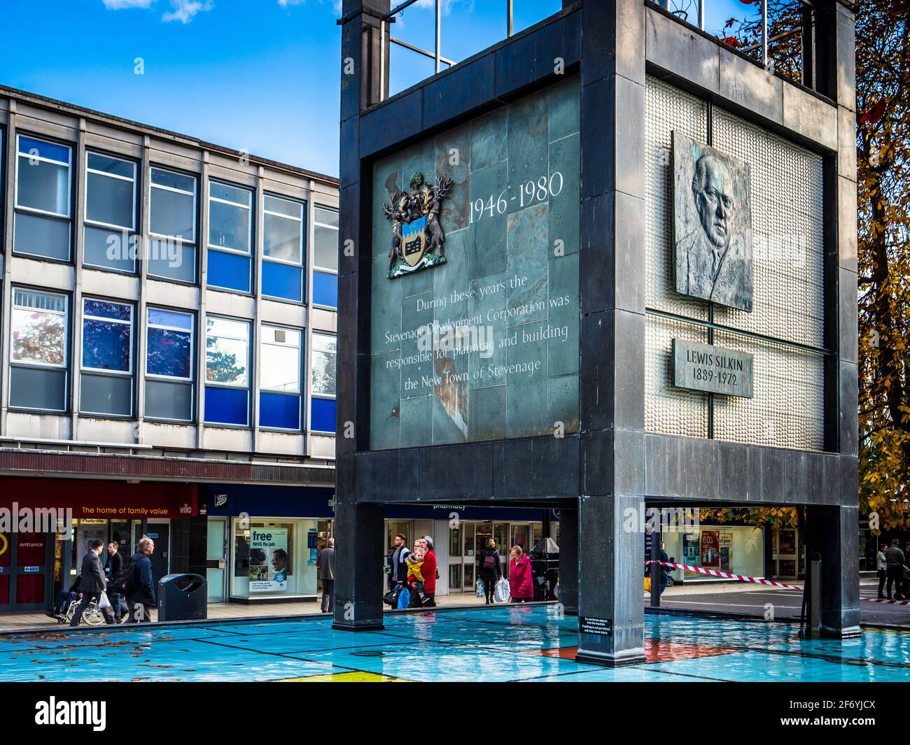 Stevenage New Town Center - Torre dell Orologio eretta a Stevenage Town Square area pedonale dello shopping, aperto nel 1959. Il Grade ii Listed. Foto Stock