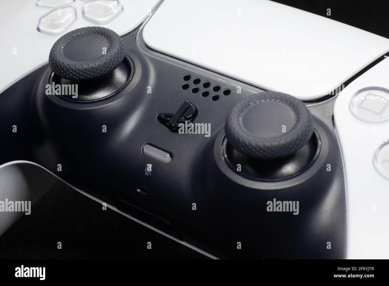 Il gamepad per PS5 si avvicina a luci e ombre. Controller playstation 5  bianco e nero con sfondo scuro con dettagli del logo e pulsante macro Foto  stock - Alamy