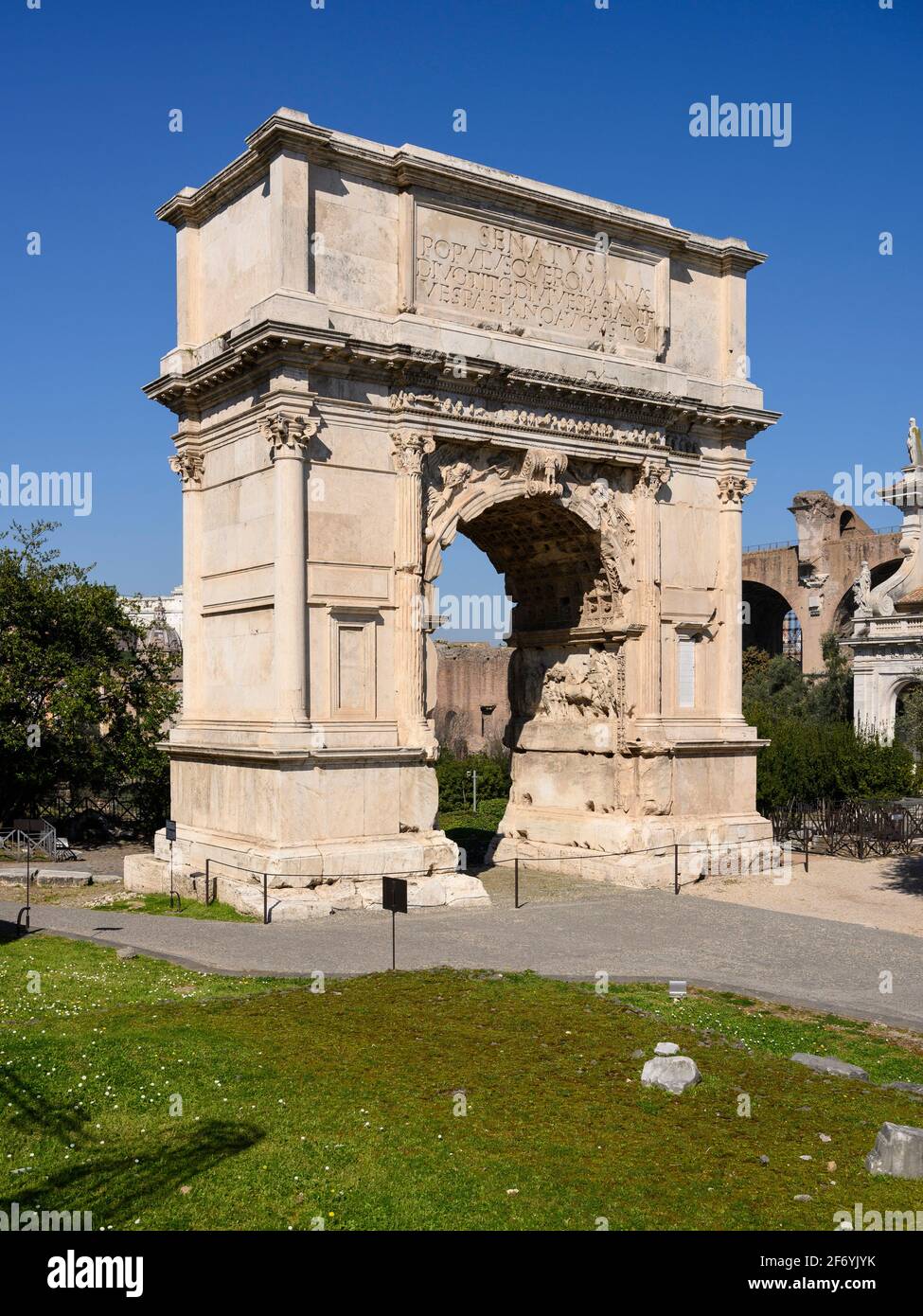 Roma. Italia. L'Arco di Tito (Arco di Tito) i sec. d.C., sulla Via Sacra del Foro Romano. Costruito dall'Imperatore Romano Domiziano per commemorarlo Foto Stock
