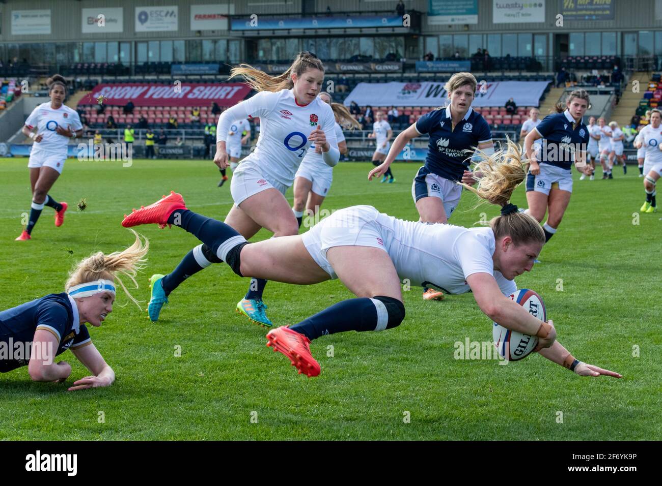 Doncaster, Regno Unito. 03 Apr 2021. Lydia Thompson (Inghilterra 14) diving dopo un Tackle durante il gioco delle sei Nazioni delle donne tra Inghilterra e Scozia al Castle Park Stadium di Doncaster, Inghilterra. Credit: SPP Sport Press Photo. /Alamy Live News Foto Stock