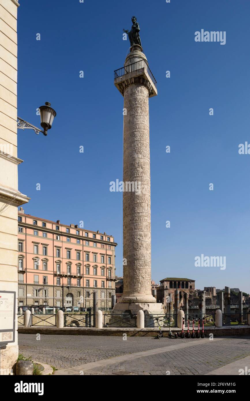 Roma. Italia. La colonna di Traiano, 113 d.C. (colonna Traiana), raffigura scene della prima e della seconda guerra Daci. Foto Stock
