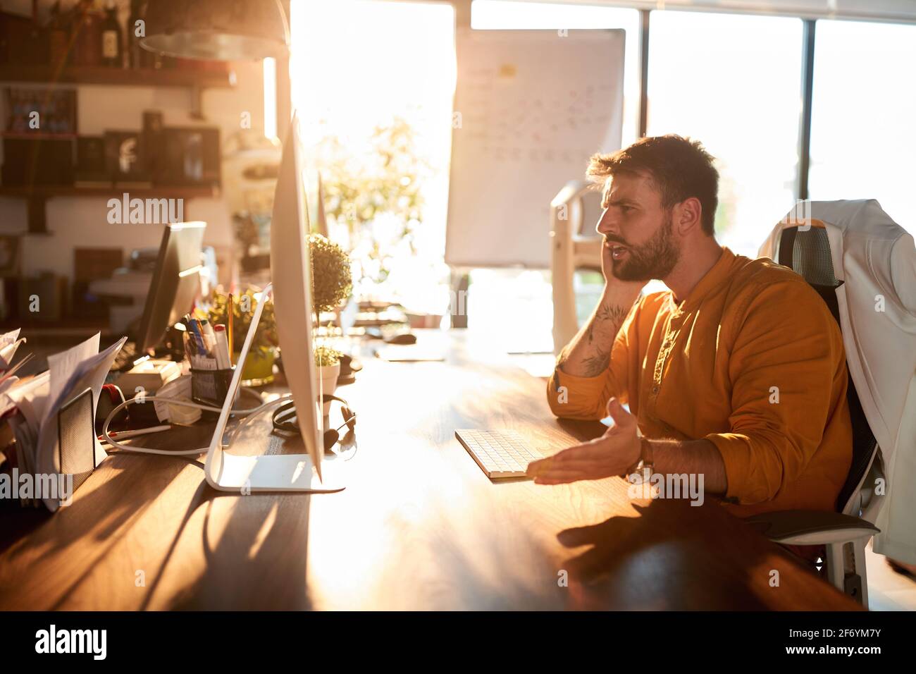 Il giovane uomo d'affari ha sottolineato il lavoro in ufficio Foto Stock