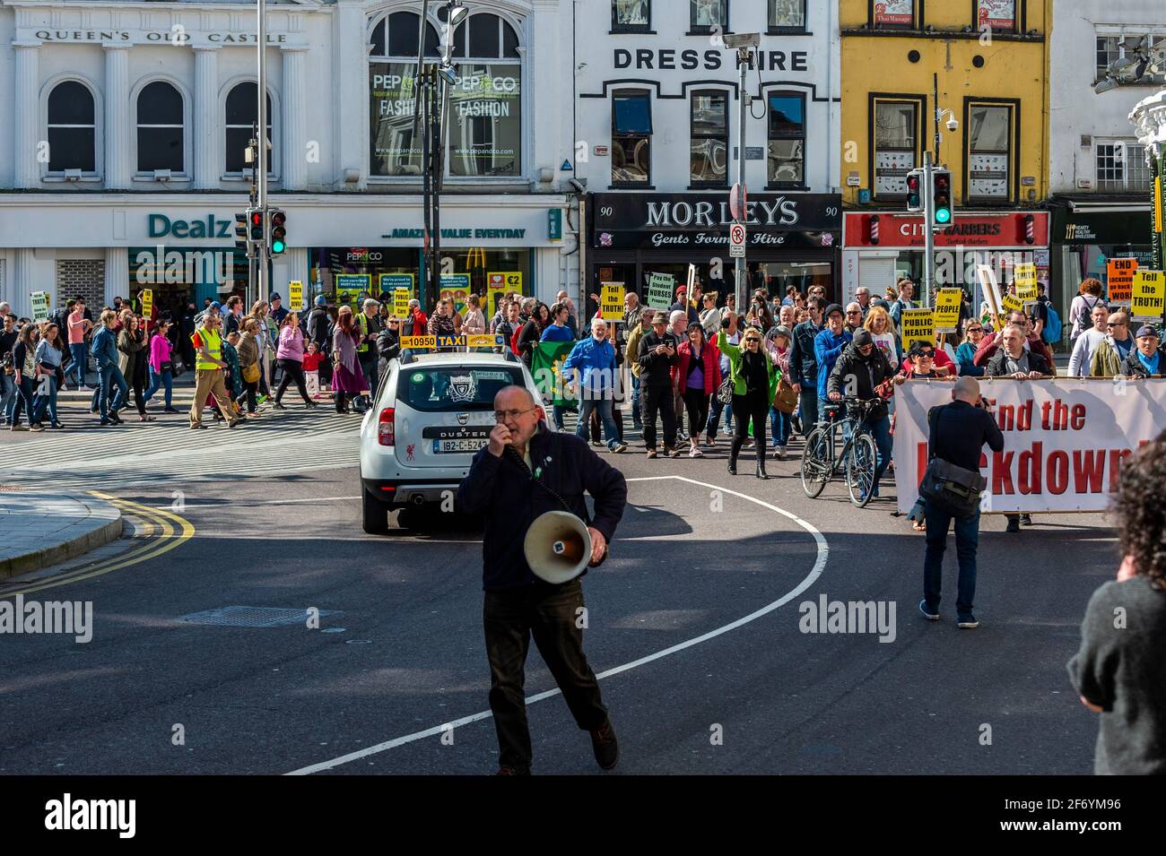 Cork, Irlanda. 3 Apr 2021. Un tokk 'End the Lockdown' protesta posto oggi a Cork, il secondo evento di questo tipo nello spazio di un mese. Circa 300 persone hanno partecipato in mezzo ad una pesante presenza sul Garda. I manifestanti hanno marciato verso un rally fuori da Brown Thomas su Patrick Street. Credit: AG News/Alamy Live News Foto Stock