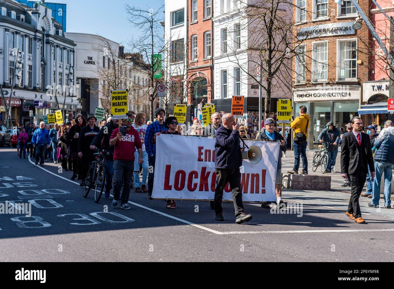 Cork, Irlanda. 3 Apr 2021. Un tokk 'End the Lockdown' protesta posto oggi a Cork, il secondo evento di questo tipo nello spazio di un mese. Circa 300 persone hanno partecipato in mezzo ad una pesante presenza sul Garda. I manifestanti hanno marciato verso un rally fuori da Brown Thomas su Patrick Street. Credit: AG News/Alamy Live News Foto Stock