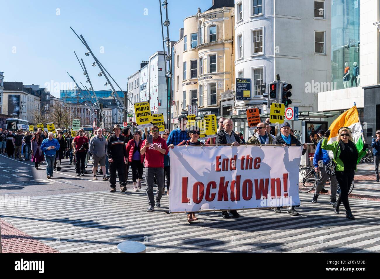 Cork, Irlanda. 3 Apr 2021. Un tokk 'End the Lockdown' protesta posto oggi a Cork, il secondo evento di questo tipo nello spazio di un mese. Circa 300 persone hanno partecipato in mezzo ad una pesante presenza sul Garda. I manifestanti hanno marciato verso un rally fuori da Brown Thomas su Patrick Street. Credit: AG News/Alamy Live News Foto Stock