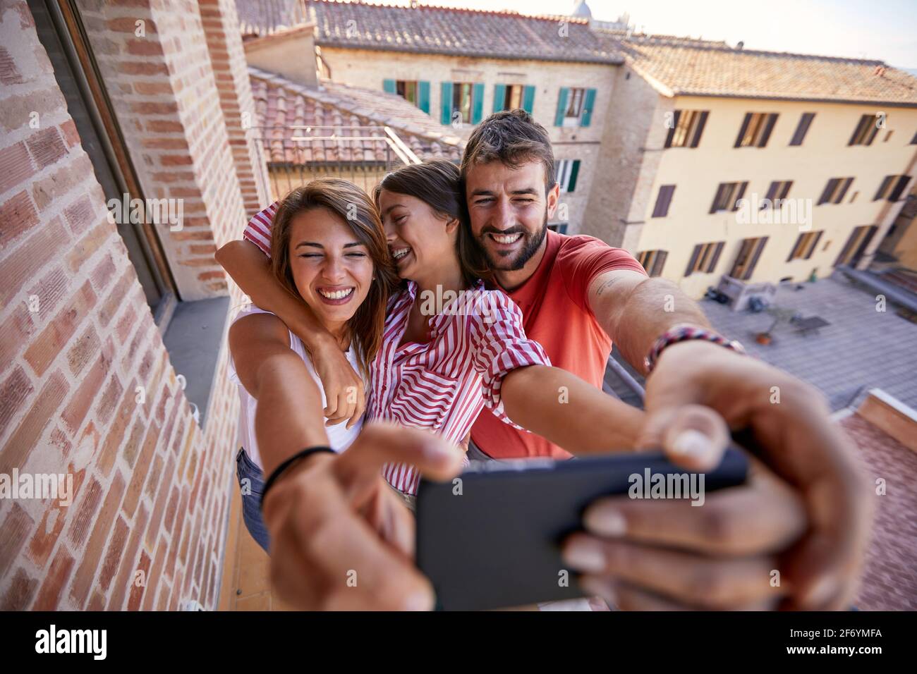 Gruppo di amici felici che prendono selfie in una giornata di sole Foto Stock