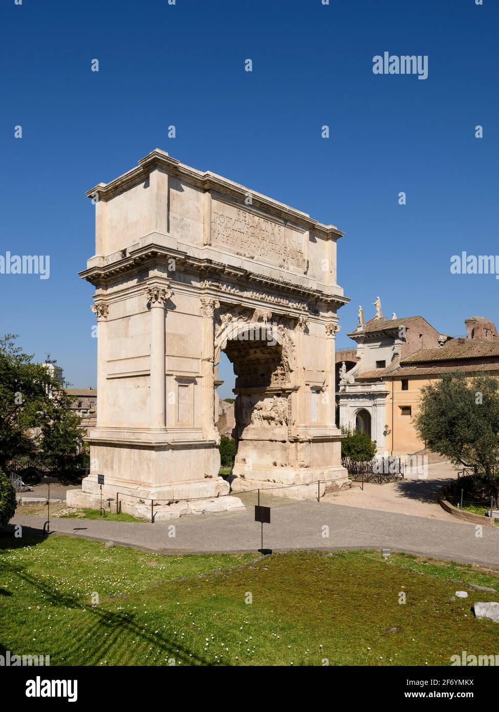 Roma. Italia. L'Arco di Tito (Arco di Tito) i sec. d.C., sulla Via Sacra del Foro Romano. Costruito dall'Imperatore Romano Domiziano per commemorarlo Foto Stock