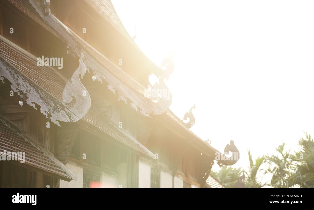 luce del sole sull'antica chiesa buddista in legno nel tempio buddista Foto Stock