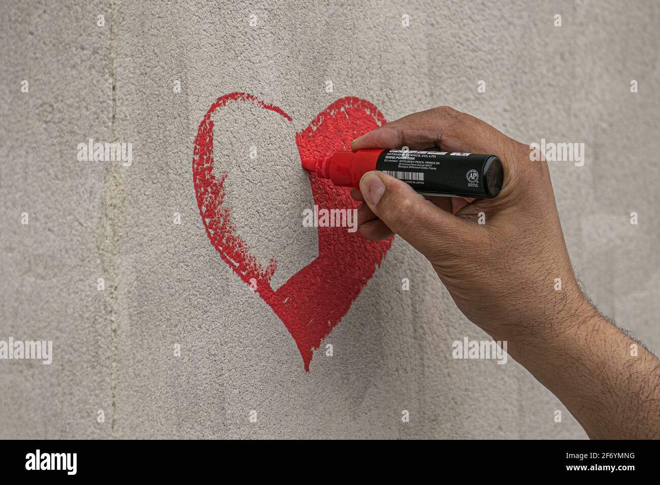 WESTMINSTER LONDON, REGNO UNITO 3 APRILE 2021. I volontari del NHS continuano a disegnare cuori rossi creati per conto delle famiglie in lutto per la giustizia del Covid sul National Covid Memorial Wall lungo l'argine del Tamigi di fronte all'edificio del Parlamento. Ogni cuore rappresenta una vita persa per la pandemia del coronavirus nel Regno Unito che ha superato 126,000 vite fino ad oggi. Credit amer Ghazzal/Alamy Live News Foto Stock