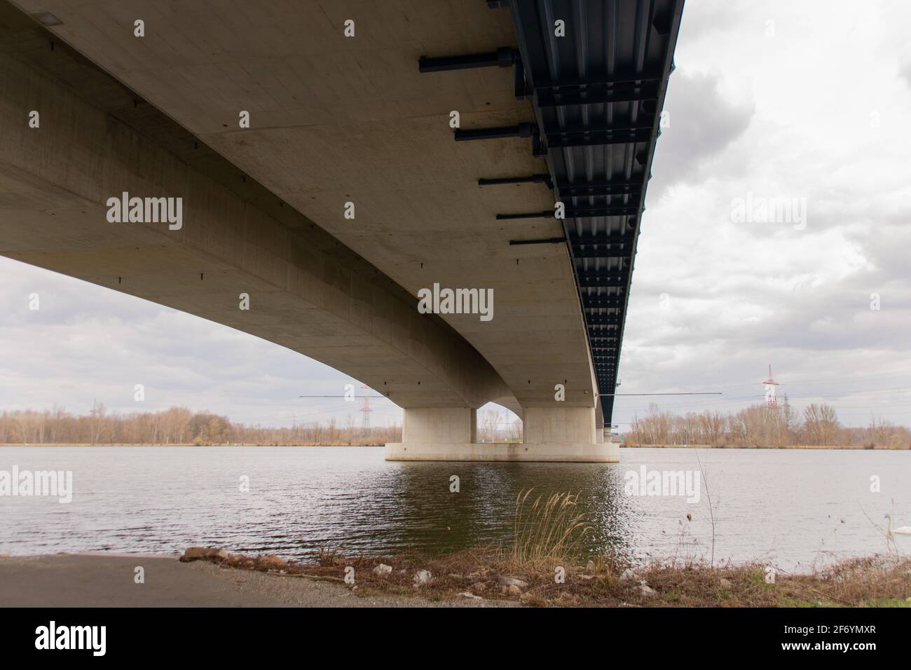 Unter der Donaubrücke in Krems an der Donau Foto Stock