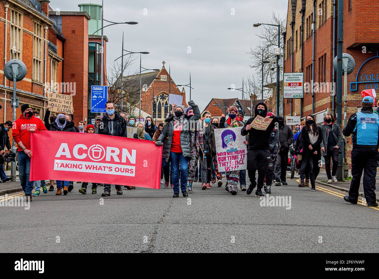 Uccidete il disegno di legge protesta in Swindon Regent circo come il I manifestanti camminarono lungo la strada commerciale e indietro il 3/04/2021 Foto Stock