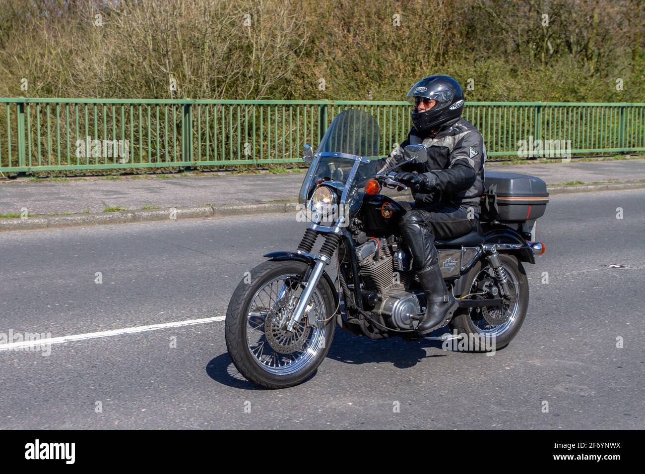 1994 90s Harley Davidson sportster 883; motociclista; trasporto a due  ruote, moto, veicolo su strade britanniche, motocicli, motociclisti  motociclisti che guidano a Manchester, Regno Unito Foto stock - Alamy