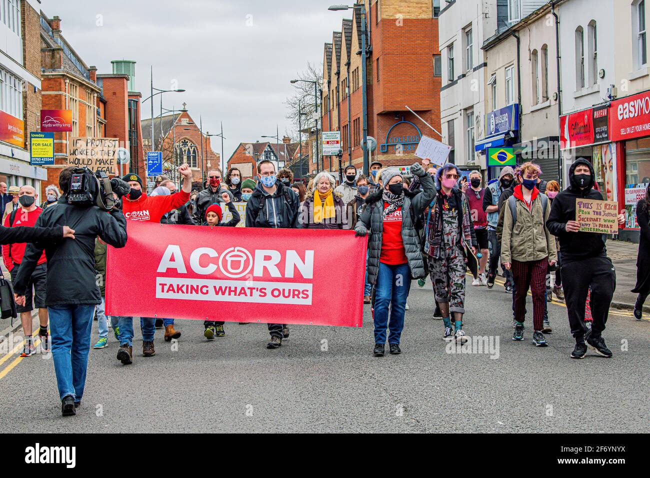 Uccidete il disegno di legge protesta in Swindon Regent circo come il I manifestanti camminarono lungo la strada commerciale e indietro il 3/04/2021 Foto Stock