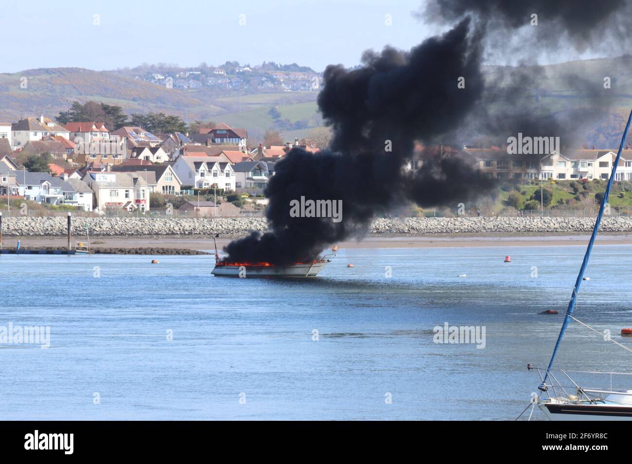 3 aprile 2021 Conwy, Galles del Nord. Una barca sul fiume Conwy esplode in fiamme al porto di Conwy inviando plumes di fumo nero spesso che si inondono nel cielo sopra la città di Conwy Credit: Mike Clarke/Alamy Live News Foto Stock