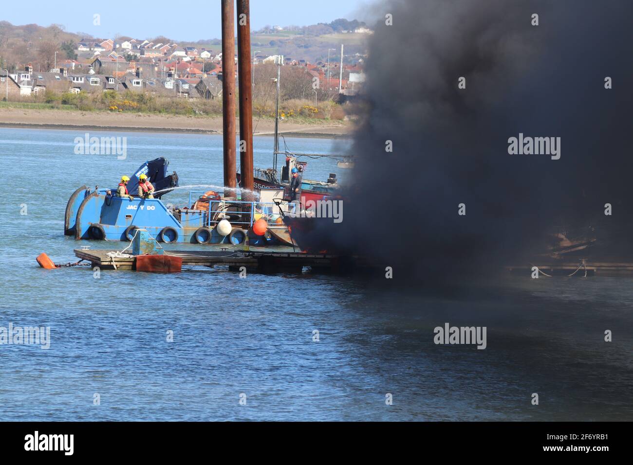 3 aprile 2021 Conwy, Galles del Nord. Una barca sul fiume Conwy esplode in fiamme al porto di Conwy inviando plumes di fumo nero spesso che si inondono nel cielo sopra la città di Conwy Credit: Mike Clarke/Alamy Live News Foto Stock