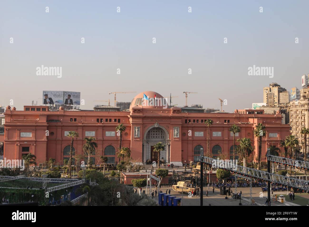 Cairo, Egitto. 03 Apr 2021. Una vista generale del Museo Egizio vicino a Piazza Tahrir del Cairo, davanti all'inizio della 'Parata d'oro dei Faraoni', una processione durante la quale i corpi mummificati di 22 antichi re e regine egiziane saranno trasportati al loro nuovo luogo di riposo presso il Museo Nazionale della Civilizzazione Egiziana, Situato sulla riva del lago di Ayn As Sirah. Credit: Gehad Haddy/dpa/Alamy Live News Foto Stock