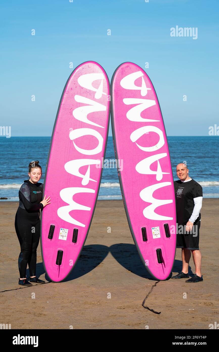 Portobello, Scozia, Regno Unito. 3 aprile 2021. Le folle del fine settimana di Pasqua scendono sulla spiaggia e sul lungomare di Portobello per sfruttare al massimo le restrizioni di viaggio Covid-19, appena rilassate, e il caldo sole con cieli blu ininterrotti. PIC; la famiglia Sturgeon di Edimburgo ha fatto il massimo delle onde modeste per andare a surf. Iain Masterton/Alamy Live News Foto Stock