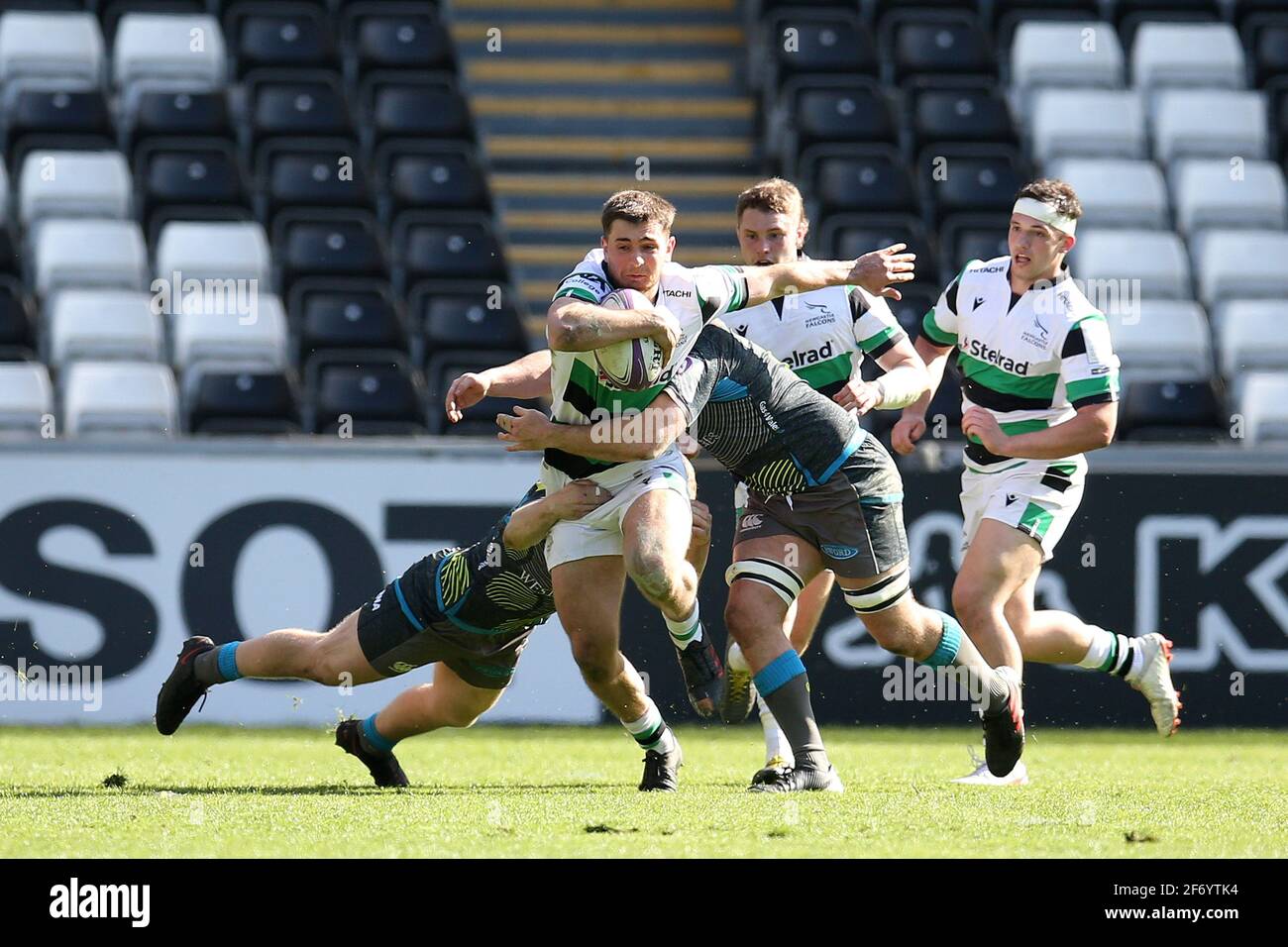 Swansea, Regno Unito. 03 Apr 2021. Ben Stevenson di Newcastle Falcons fa una pausa con la palla. Coppa europea di sfida Rugby, round di 16 match, Ospreys contro Newcastle Falcons al Liberty Stadium di Swansea, Galles del Sud sabato 3 aprile 2021. pic di Andrew Orchard/Andrew Orchard sports photography/Alamy Live news Credit: Andrew Orchard sports photography/Alamy Live News Foto Stock