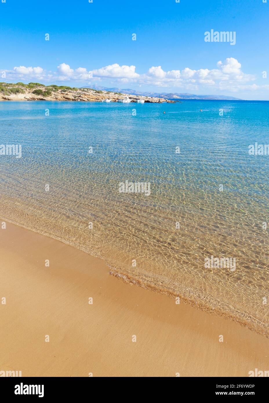 Perfetta spiaggia esotica sull'isola di Paros (spiaggia di Santa Maria), nelle isole Cicladi, Grecia, Europa Foto Stock