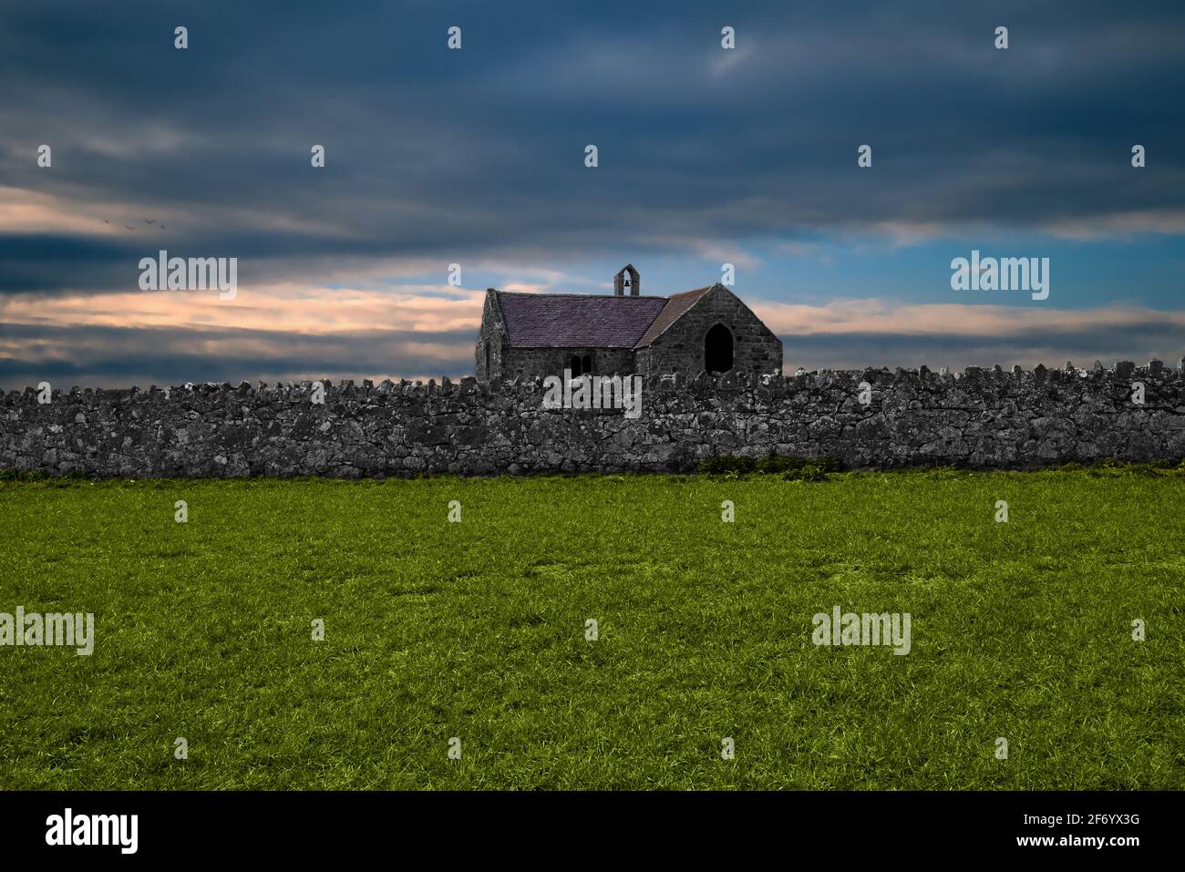 Questa chiesa fantasiosa e fantasy si basa sulla Chiesa di San Baglan a Llanfaglan, Galles del Nord è medievale risalente al 13 ° secolo. Foto Stock