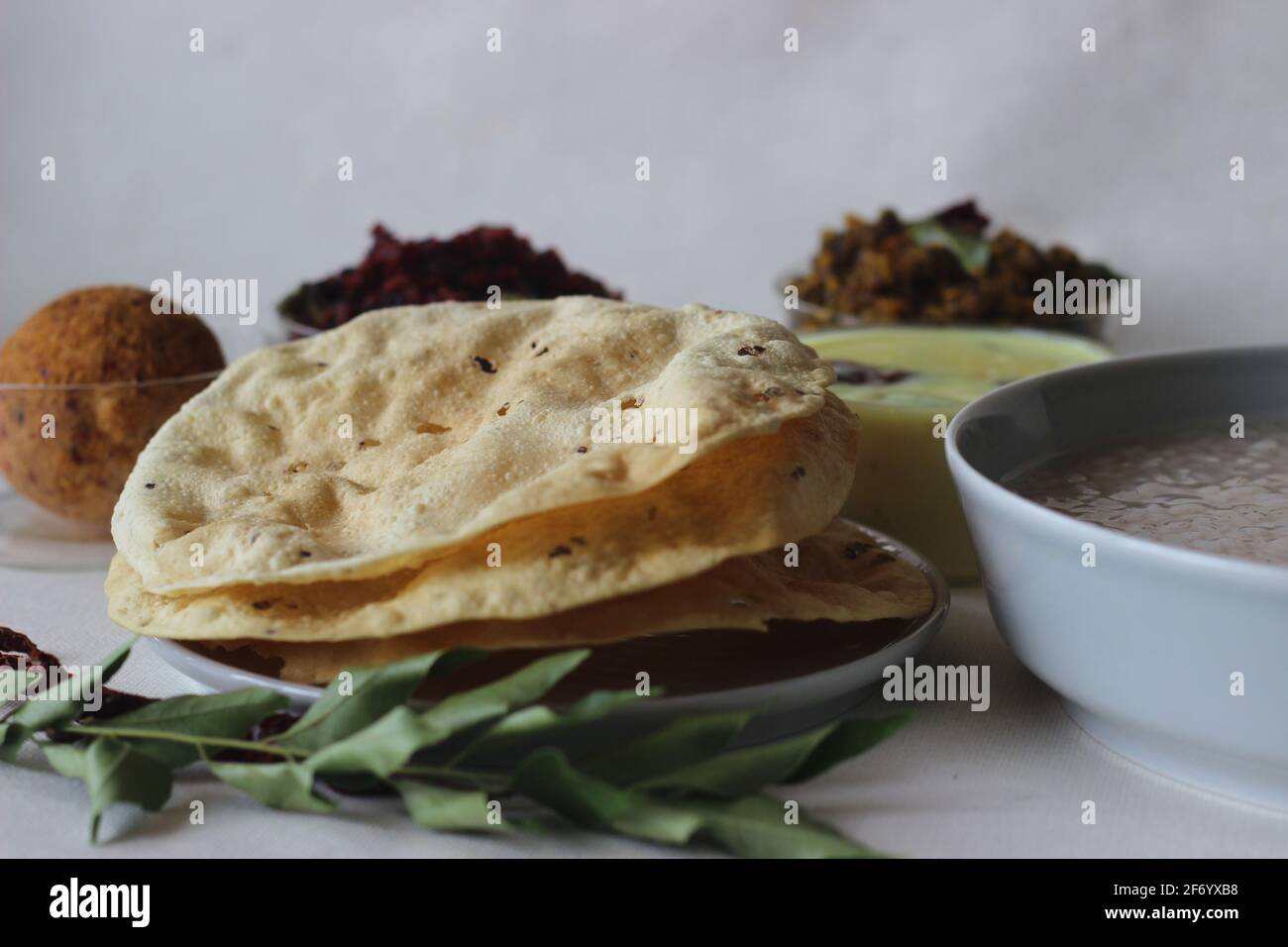 Papadum fatto con pasta stagionata di farina di grammo nero pelata, fritta o cotta con calore secco capovolta su una fiamma aperta. Un contorno perfetto per Foto Stock