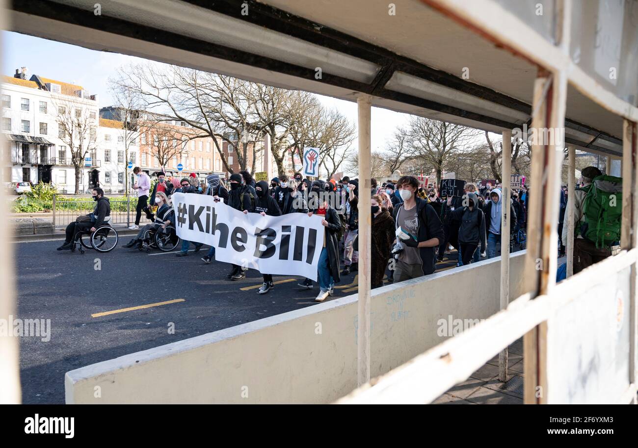 Brighton UK 3 aprile 2021 - centinaia di 'Kill the Bill' manifestanti marciano attraverso Brighton in protesta contro i governi controverso nuovo disegno di legge che avrebbe dato poteri di polizia a crack giù per protesta pacifica: Credit Simon Dack / Alamy Live News Foto Stock