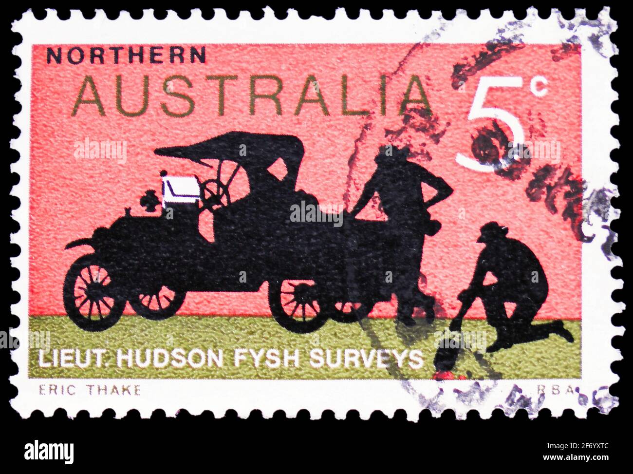 MOSCA, RUSSIA - 18 GENNAIO 2021: Francobollo stampato in Australia mostra Ford auto, 50 ° anniversario della prima serie di volo Inghilterra-Australia, circa Foto Stock