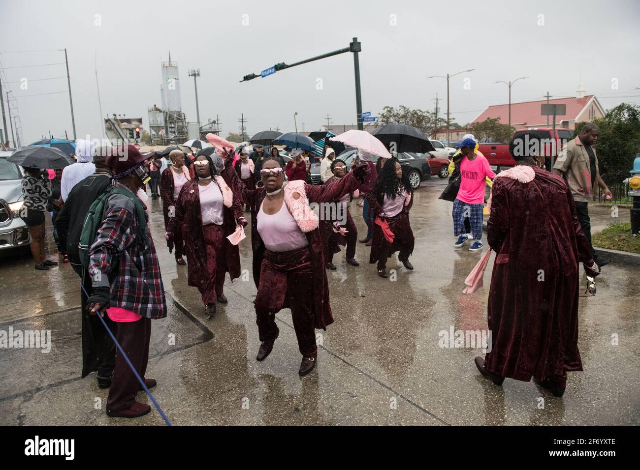 Lady Buckjumpers New Orleans Social Aid e Pleasure Club Second Line (Secondline) Danzatori parata la Domenica sotto la pioggia. New Orleans, Louisiana, Stati Uniti. Foto Stock