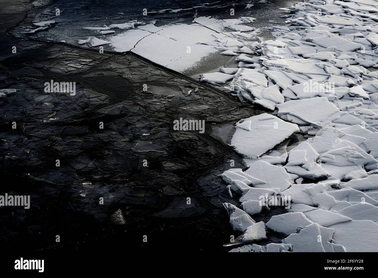 Il ghiaccio di linea costiera forma i modelli di foglio frattali sul lago Huron, Michigan come esempio di bellezza naturale in inverno Foto Stock